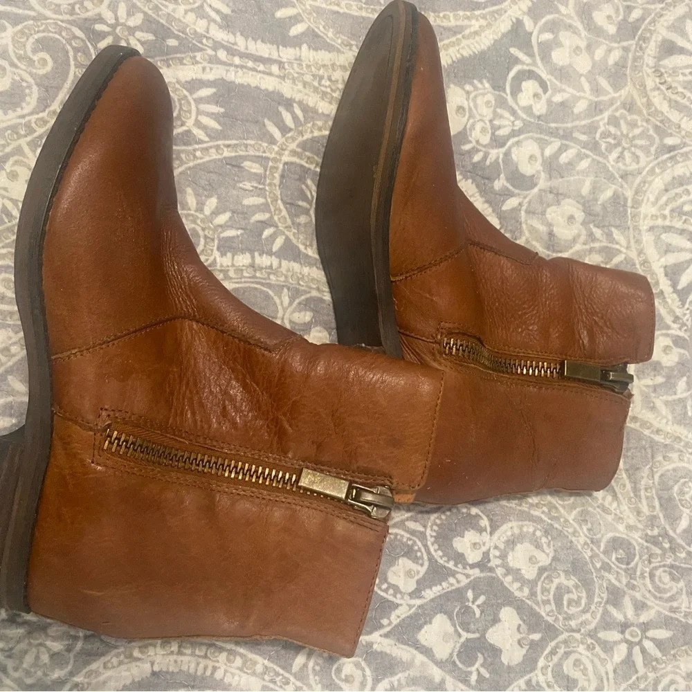 Kenneth Cole NY Marcy Cognac Leather Ankle Booties size 6 comfortable zippered - Picture 5 of 7